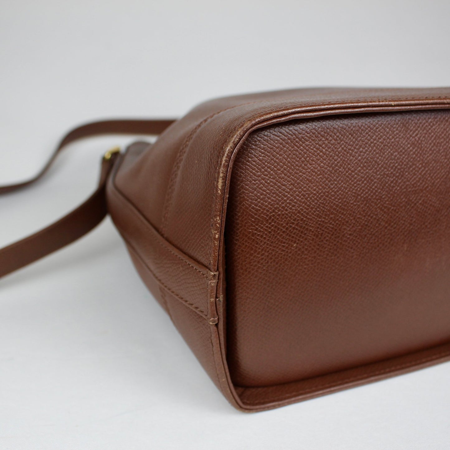 Valentino Garavani: Bolso tipo Bucket de piel marrón con detalle de borla