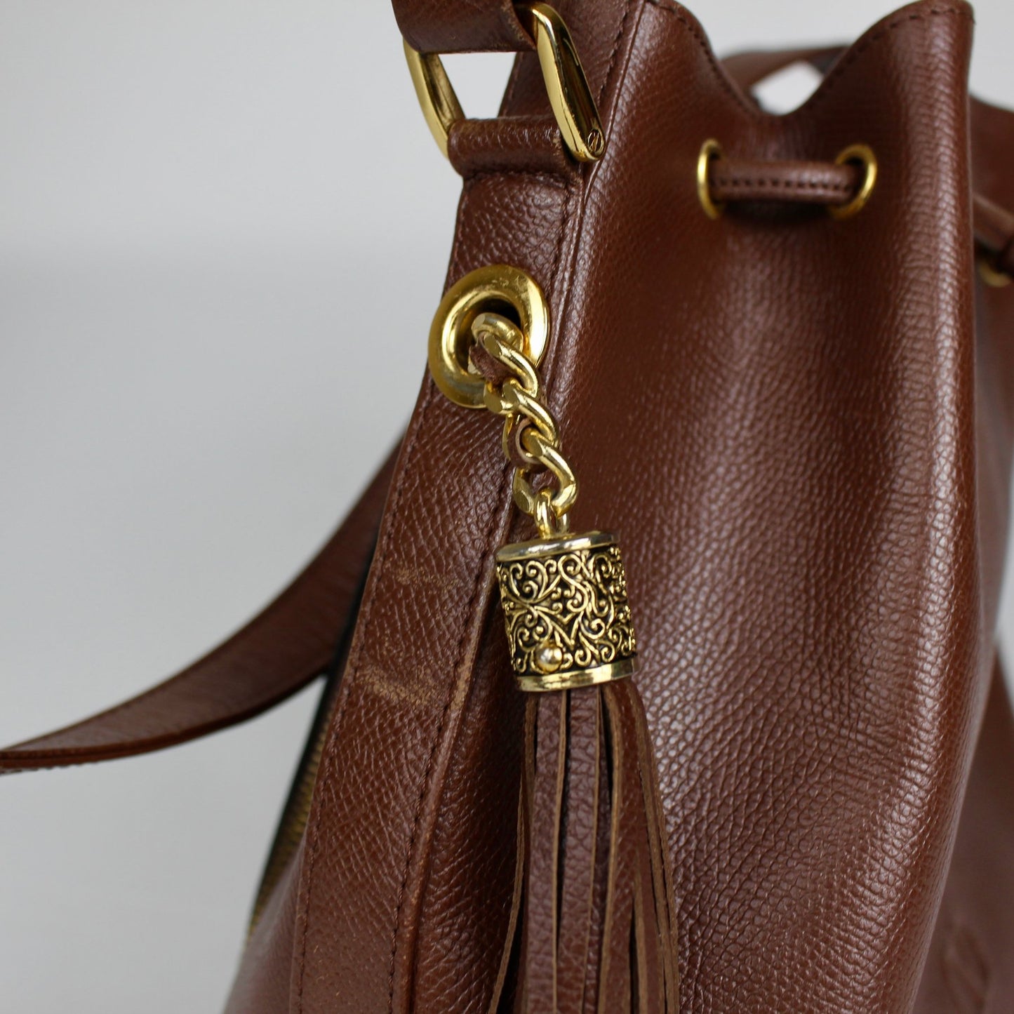 Valentino Garavani: Bolso tipo Bucket de piel marrón con detalle de borla