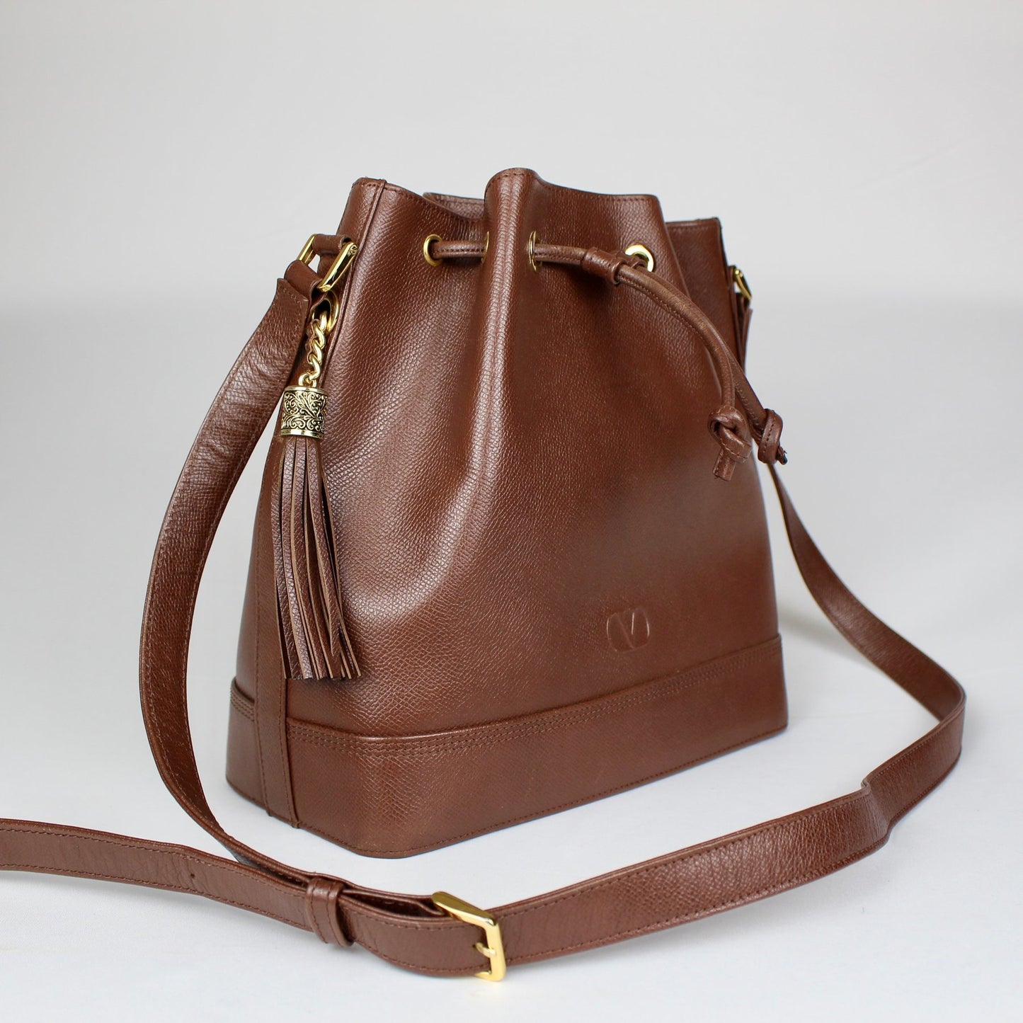 Valentino Garavani: Bolso tipo Bucket de piel marrón con detalle de borla