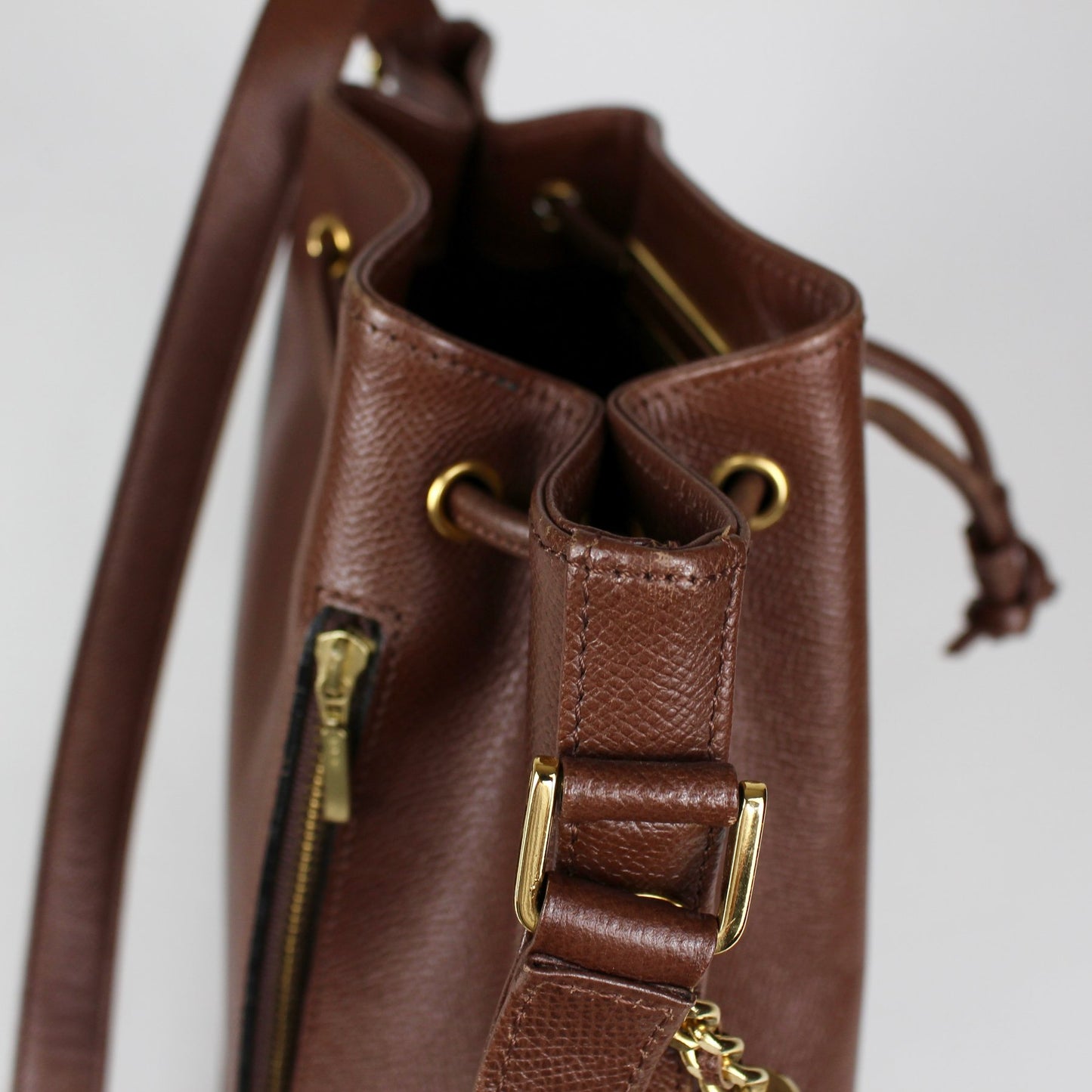 Valentino Garavani: Bolso tipo Bucket de piel marrón con detalle de borla