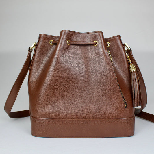 Valentino Garavani: Bolso tipo Bucket de piel marrón con detalle de borla