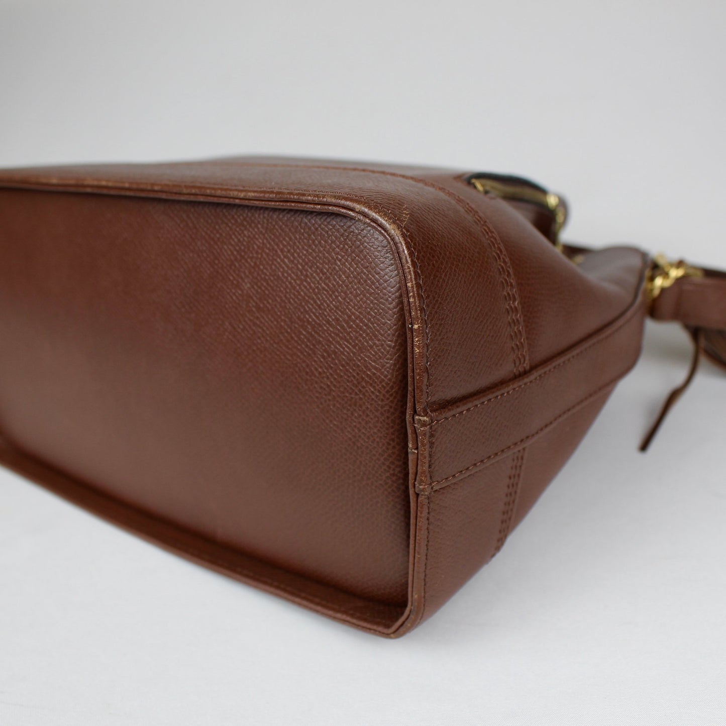 Valentino Garavani: Bolso tipo Bucket de piel marrón con detalle de borla