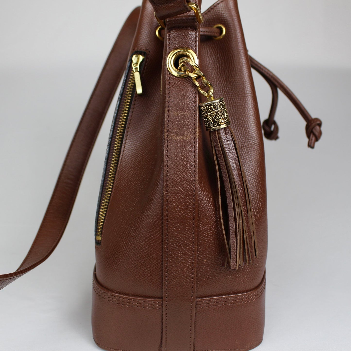 Valentino Garavani: Bolso tipo Bucket de piel marrón con detalle de borla
