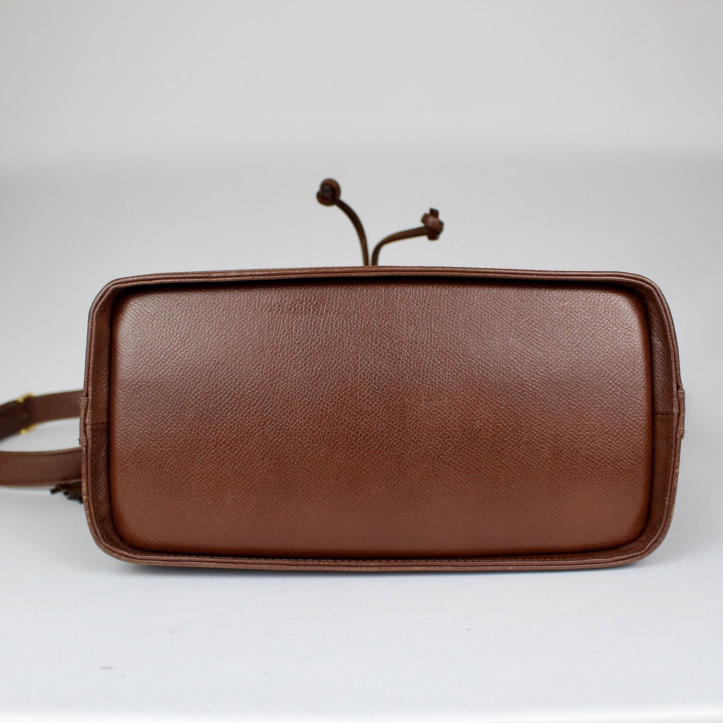 Valentino Garavani: Bolso tipo Bucket de piel marrón con detalle de borla