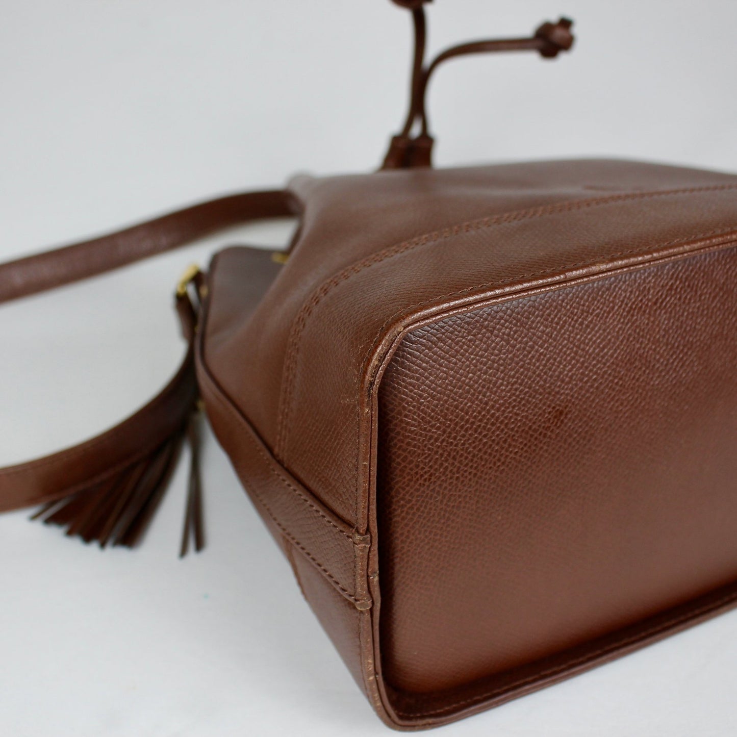 Valentino Garavani: Bolso tipo Bucket de piel marrón con detalle de borla