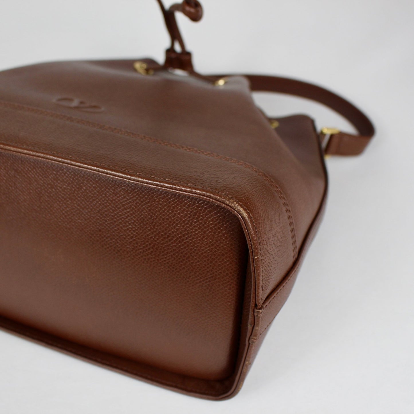 Valentino Garavani: Bolso tipo Bucket de piel marrón con detalle de borla