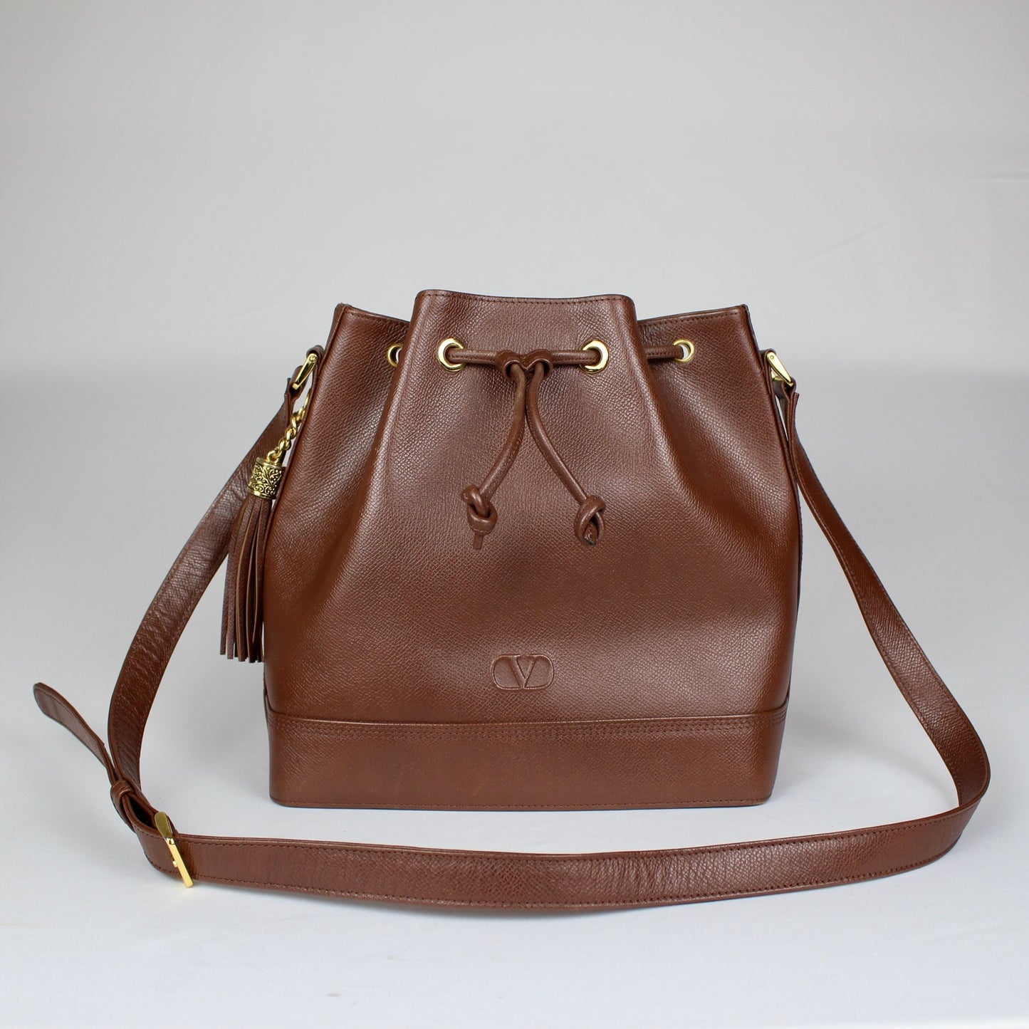 Valentino Garavani: Bolso tipo Bucket de piel marrón con detalle de borla