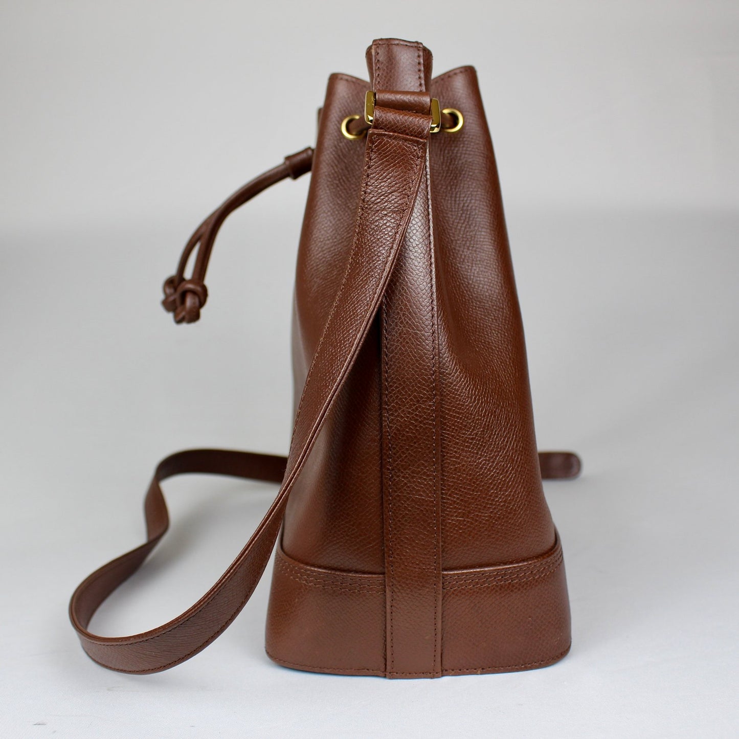 Valentino Garavani: Bolso tipo Bucket de piel marrón con detalle de borla