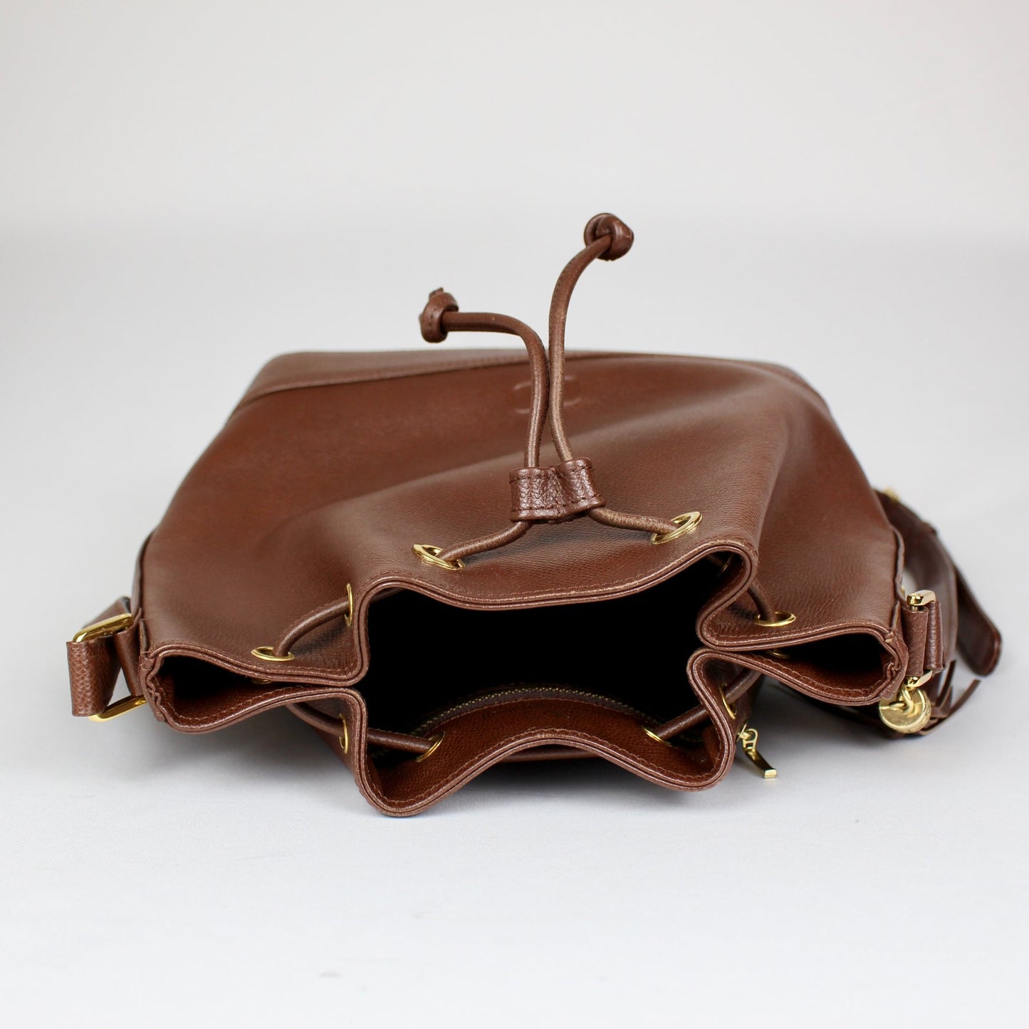 Valentino Garavani: Bolso tipo Bucket de piel marrón con detalle de borla