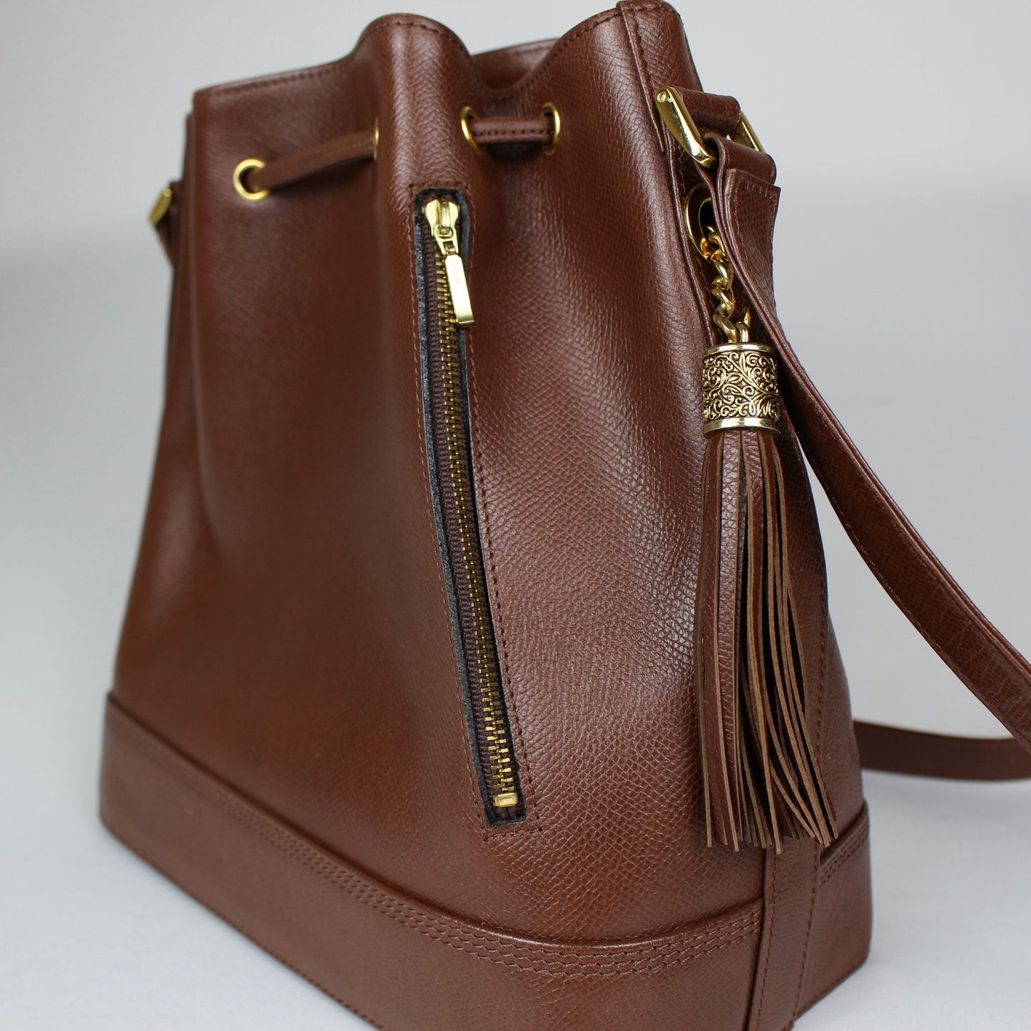 Valentino Garavani: Bolso tipo Bucket de piel marrón con detalle de borla