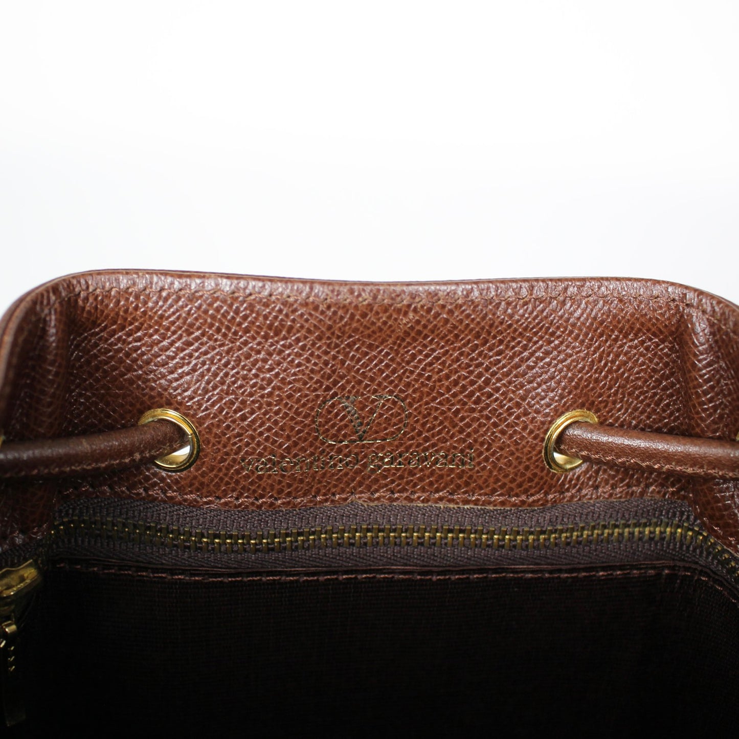Valentino Garavani: Bolso tipo Bucket de piel marrón con detalle de borla