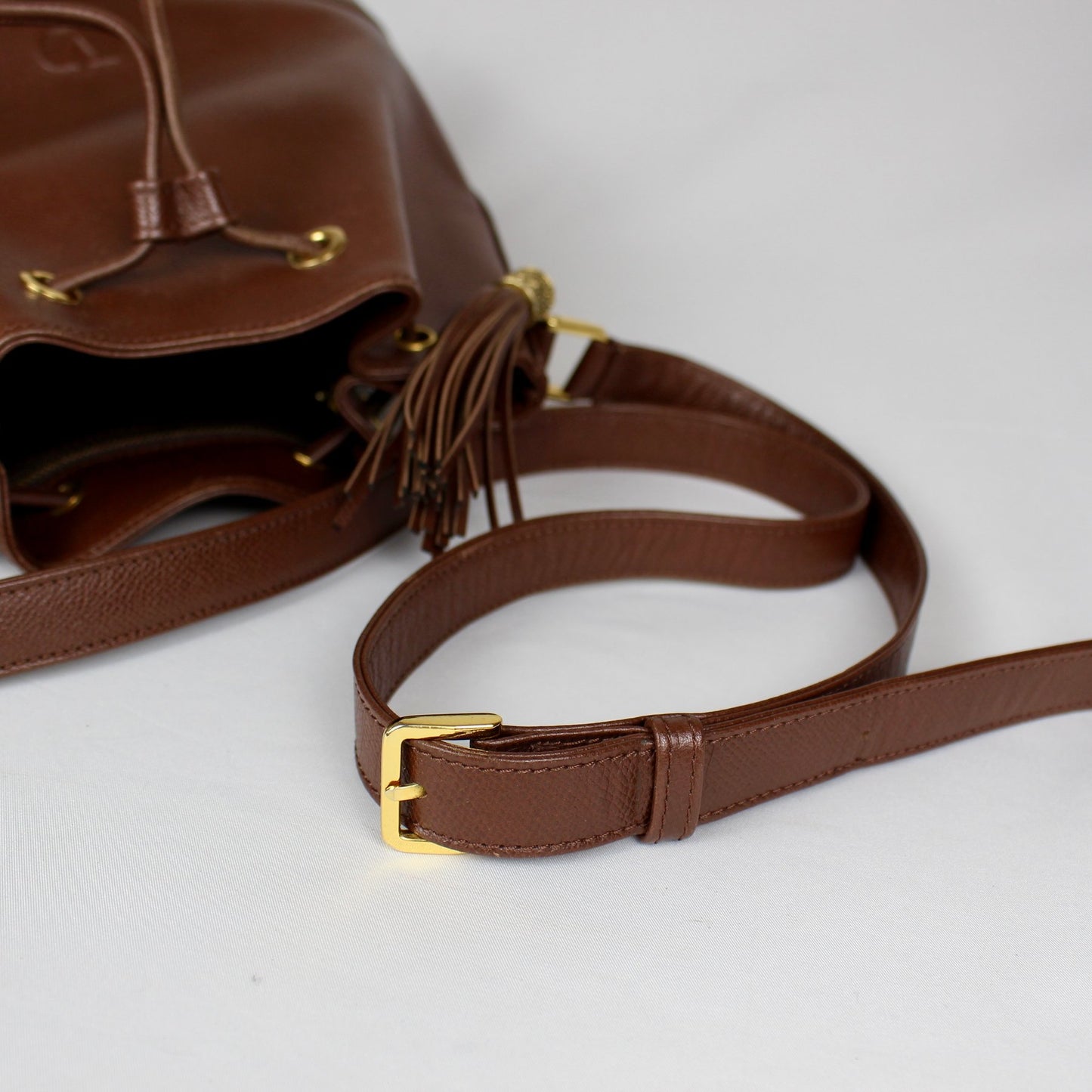 Valentino Garavani: Bolso tipo Bucket de piel marrón con detalle de borla