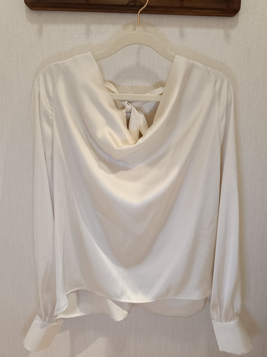 Blusa marfil raso escote en espalda