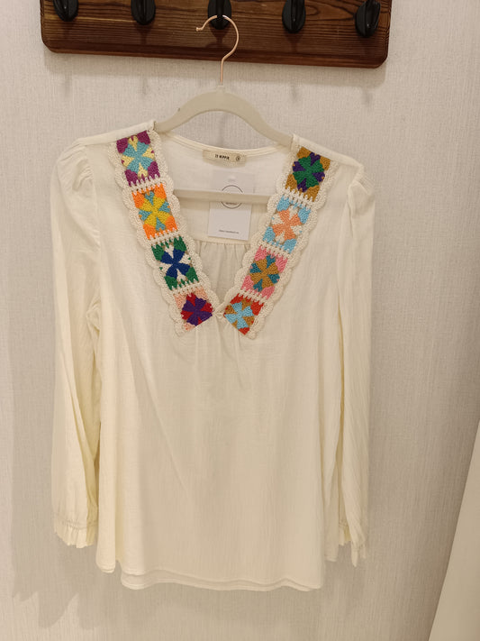 Blusa con escote con detalle étnico bordado