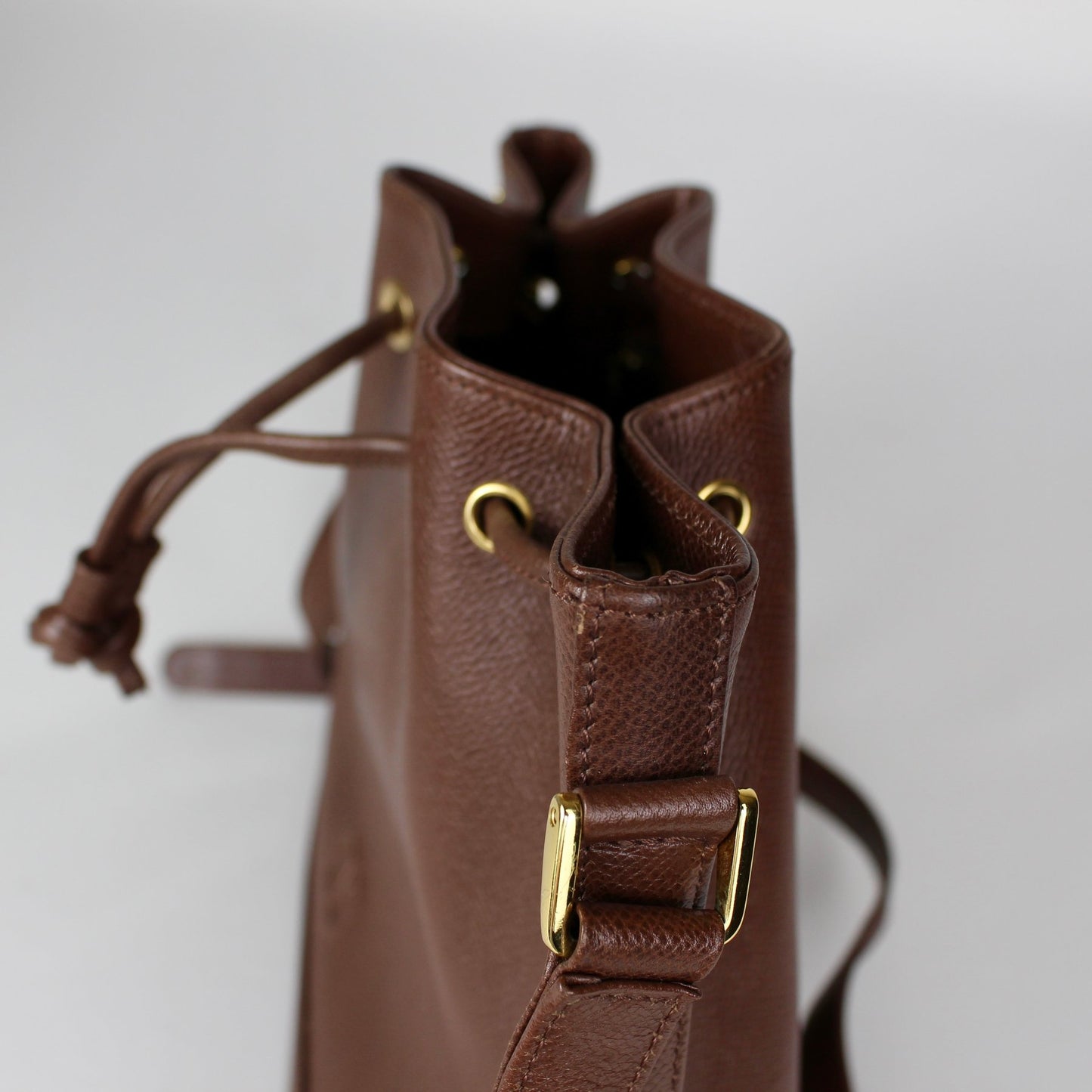 Valentino Garavani: Bolso tipo Bucket de piel marrón con detalle de borla